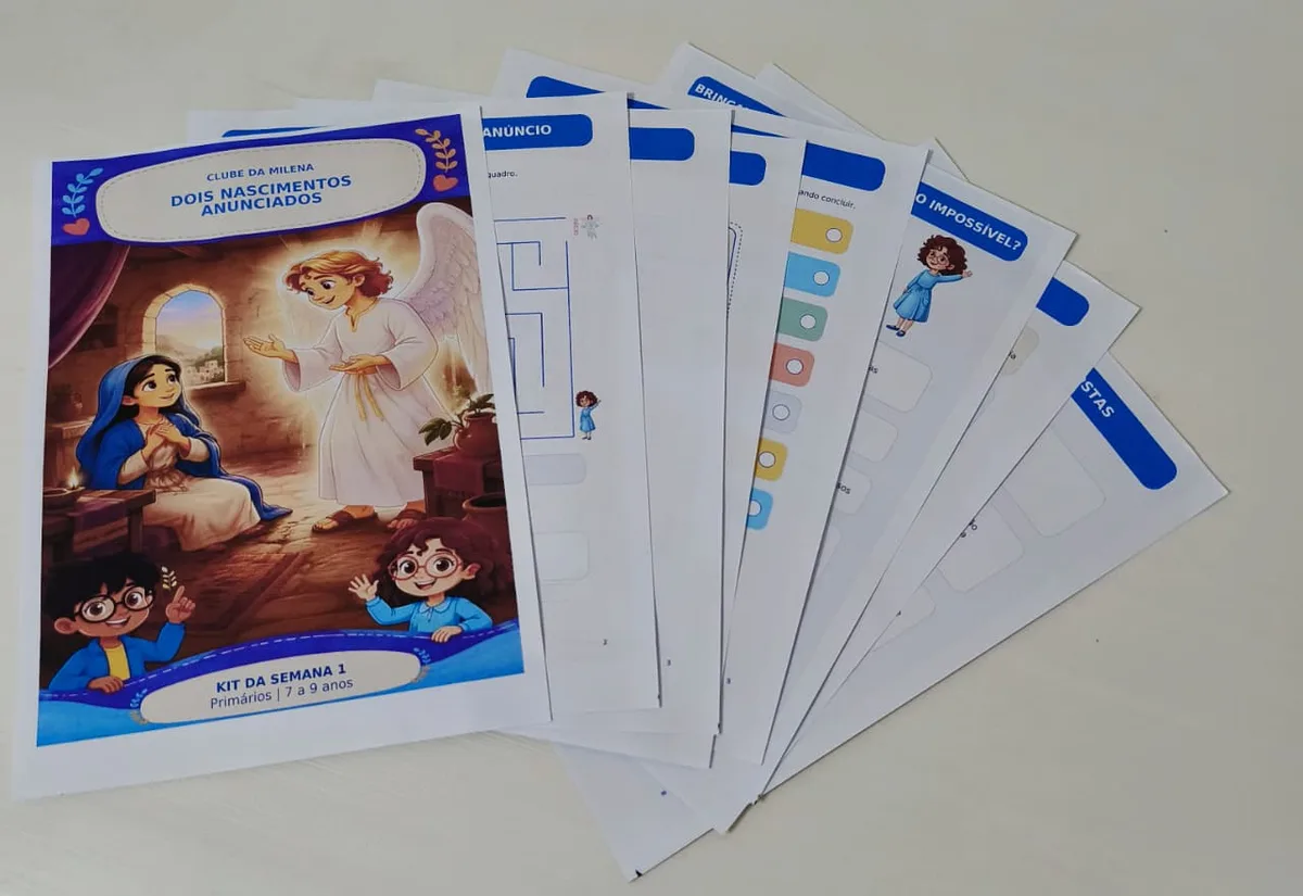 As oito páginas do kit da semana impressas em papel A4, abertas em leque sobre uma mesa.